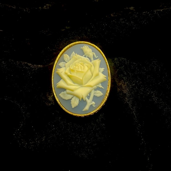Avon Vintage cameo pendant. - Picture 1 of 4